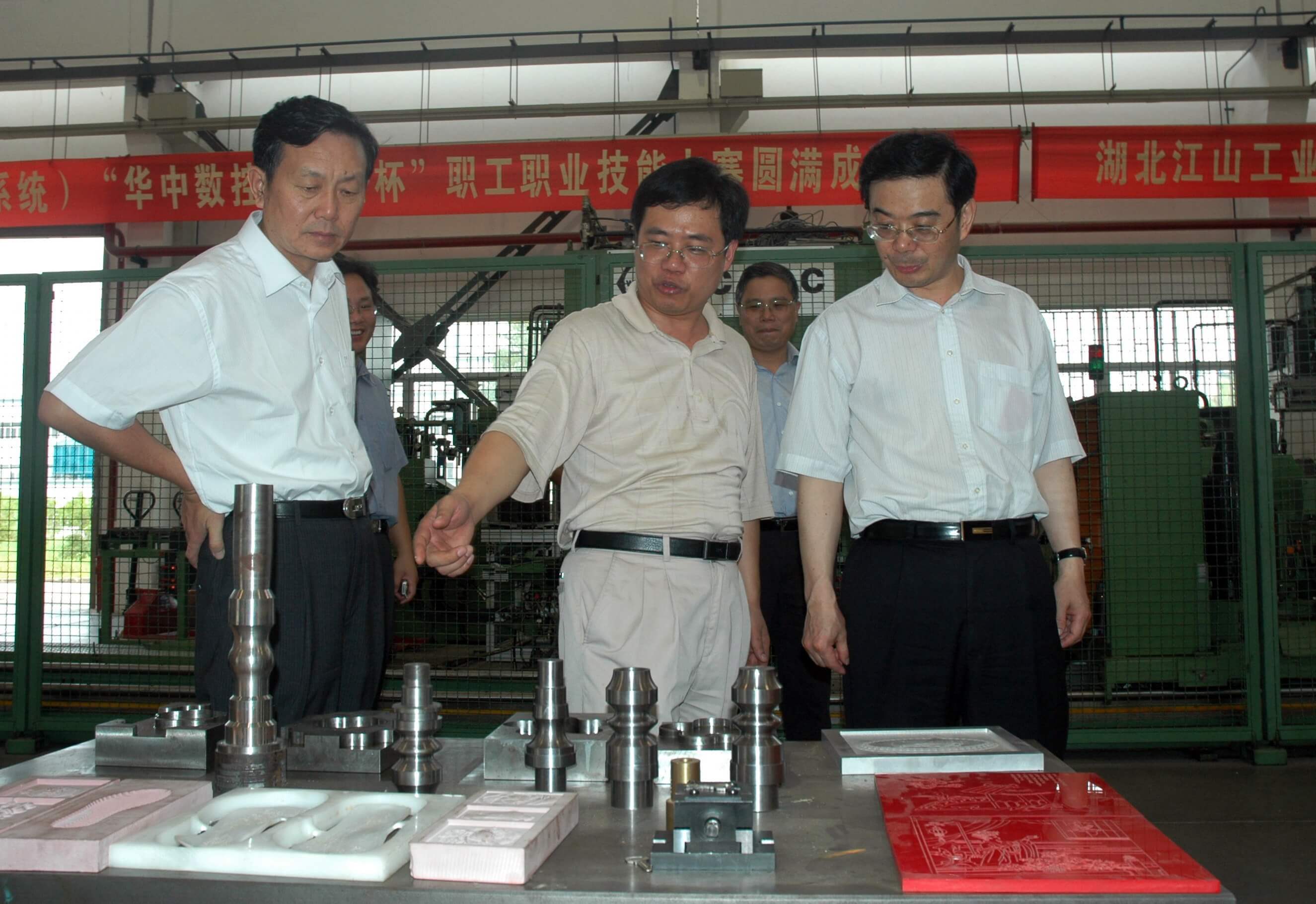 团中央书记处第一书记周强视察华中数控
